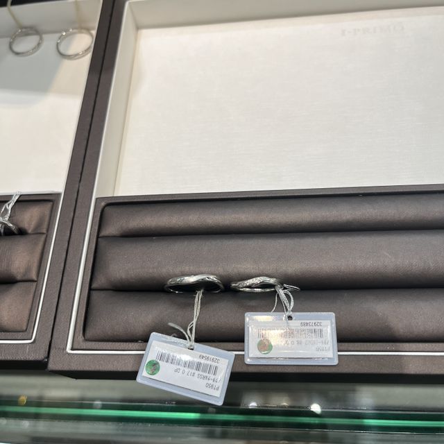 【アイプリモ(I-PRIMO)の口コミ】 ウェーブデザインで、小さいダイヤモンドがキラキラしていてとても可愛い…