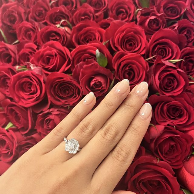 【宝寿堂(ほうじゅどう)の口コミ】 お花が大きく、つけているととても目立ちます。真ん中に大きなダイヤモン…