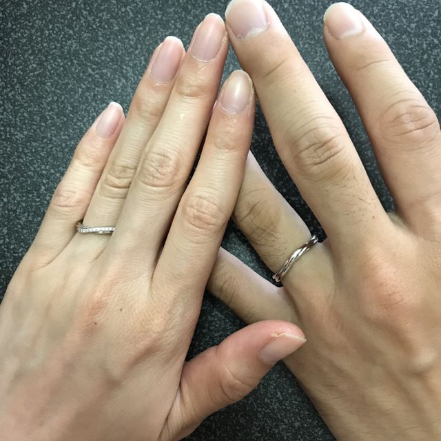 【銀座ダイヤモンドシライシの口コミ】 婚約指輪と重ね付けするのと、指のフィット感に合わせて、様々な形の指輪…