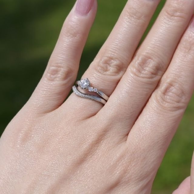 【銀座ダイヤモンドシライシの口コミ】 Vっぽい形が指を長く見せてくれます！
メインのダイヤの横に小さなダイヤ…