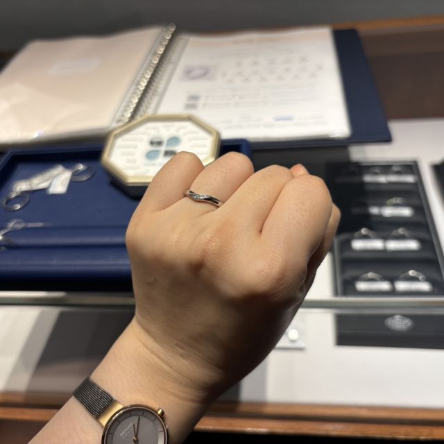 【銀座ダイヤモンドシライシの口コミ】 指輪のデザインも指がきれいに見えることや使えば使うほどになじんでくる…