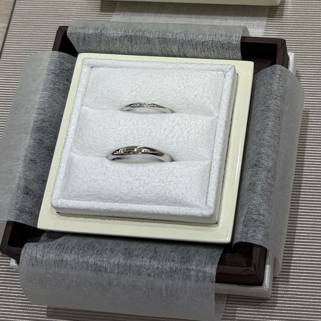 【LUCIE(ルシエ)の口コミ】 彼とペアのデザインですが、女性用のリングは細身のデザインで指が細長く…