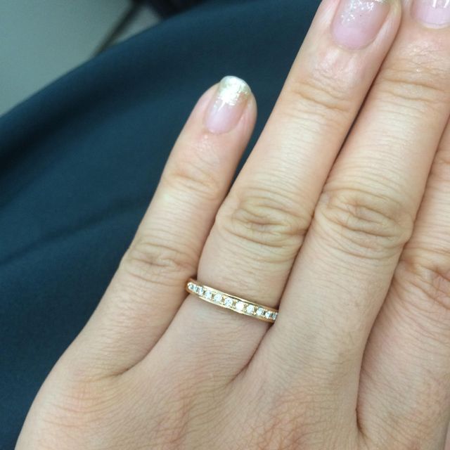 【MITUBACI(ミツバチ)の口コミ】 0.3ctの婚約指輪とハーフエタニティリングの結婚指輪を購入しました。
ダ…