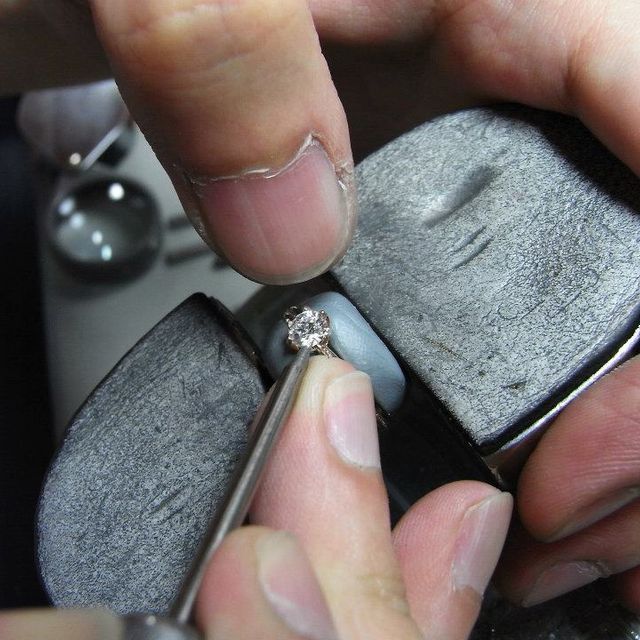 【MITUBACI(ミツバチ)の口コミ】 0.3ctの婚約指輪とハーフエタニティリングの結婚指輪を購入しました。
ダ…