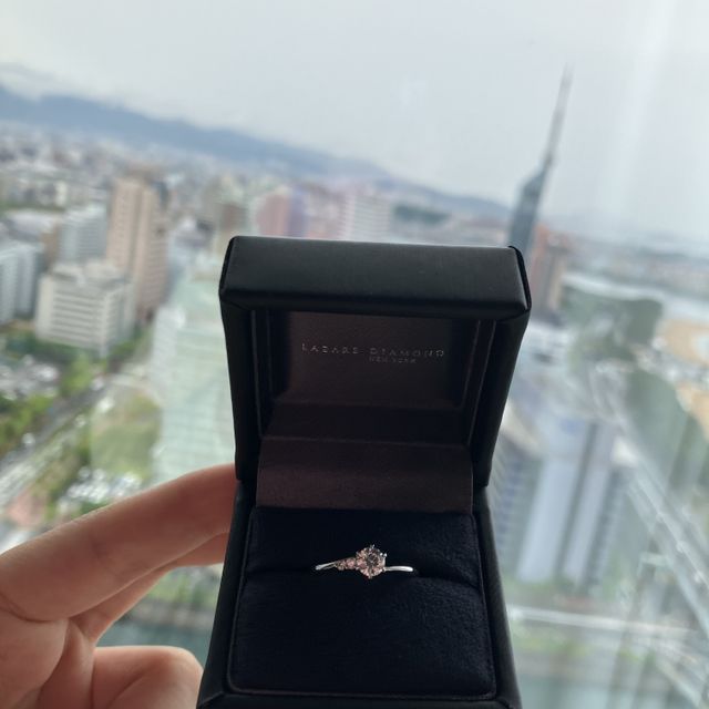 【ラザール ダイヤモンド(LAZARE DIAMOND)の口コミ】 1つの大きなダイヤモンドの隣に2つ小さなダイヤモンドが並んで着いている…