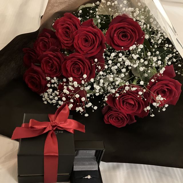 【ラザール ダイヤモンド(LAZARE DIAMOND)の口コミ】 1つの大きなダイヤモンドの隣に2つ小さなダイヤモンドが並んで着いている…