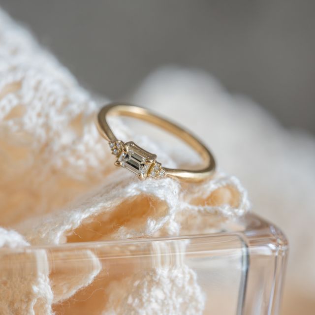 【Cayof(カヨフ)の口コミ】 デザインの可愛らしさです。
エメラルドカットが特徴的で周囲とも被りづら…