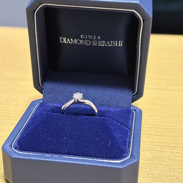 【銀座ダイヤモンドシライシの口コミ】 質のいいダイヤモンドを選んで頂いたようで、1つダイヤが目立つようシンプ…