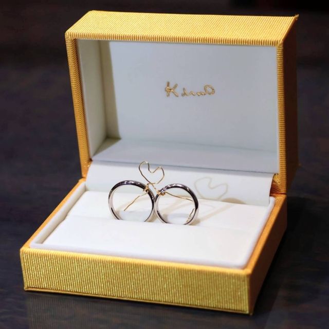【ケイウノ ブライダル(K.UNO BRIDAL)の口コミ】 純糸が入っていること。指輪の裏側に、自分たちの好きな飛行機やチューリ…