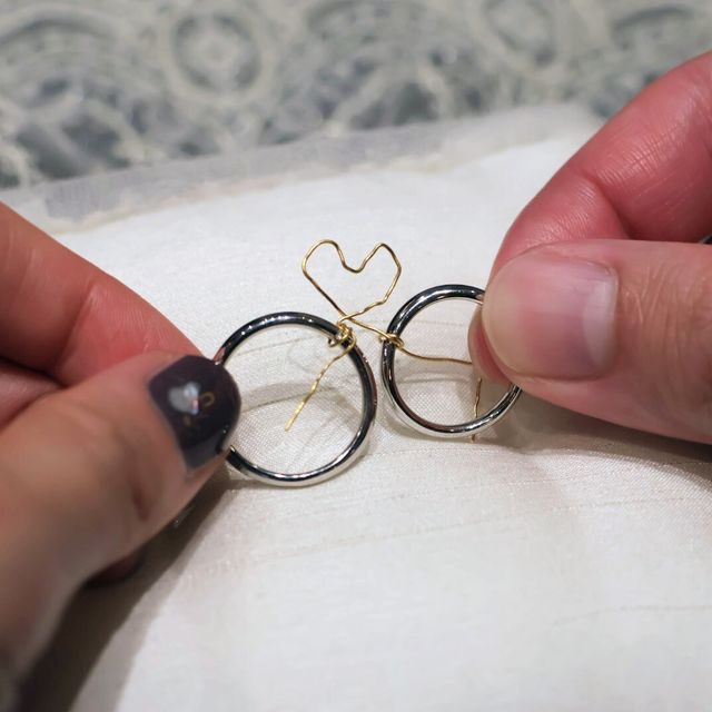 【ケイウノ ブライダル(K.UNO BRIDAL)の口コミ】 ふたりの絆を象徴する純金の糸を結んだゴールドの結び目に、お揃いのデザ…