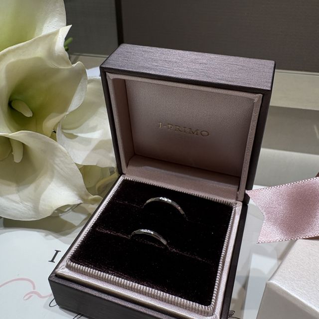【アイプリモ(I-PRIMO)の口コミ】 ストレートリングの表面に槌目模様のテクスチャーと、ダイヤモンドが三つ…