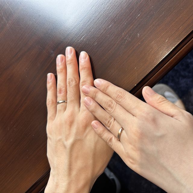 【TANZO.(鍛造指輪)の口コミ】 女性の方だけ鎚目加工をいれてキラキラひかって見えるようにして、それ以…