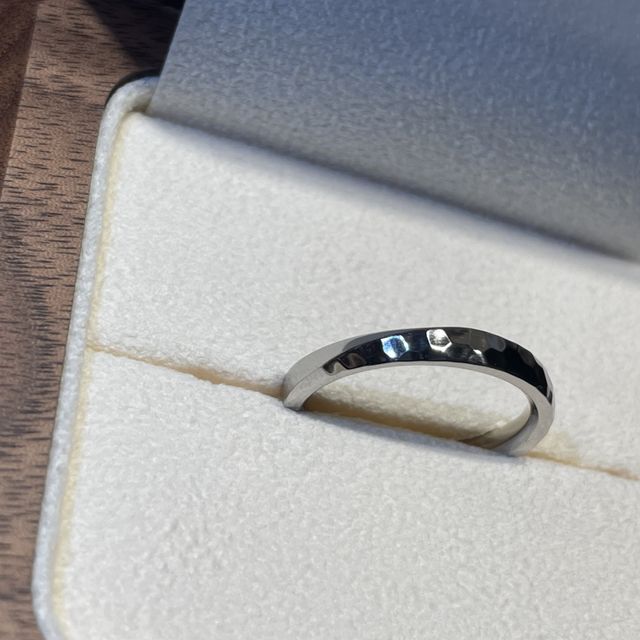【TANZO.(鍛造指輪)の口コミ】 男の指輪なのでシンプルにしつつも、槌目を入れることで存在感を出し、エ…