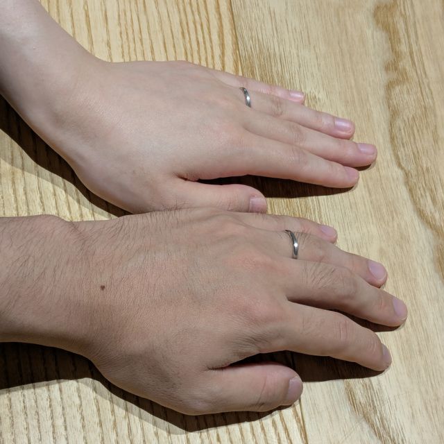 【出雲結(いずもゆい)の口コミ】 夫: シンプルで細身なので、つけ心地がいいです。
妻: ヘアライン加工のお…