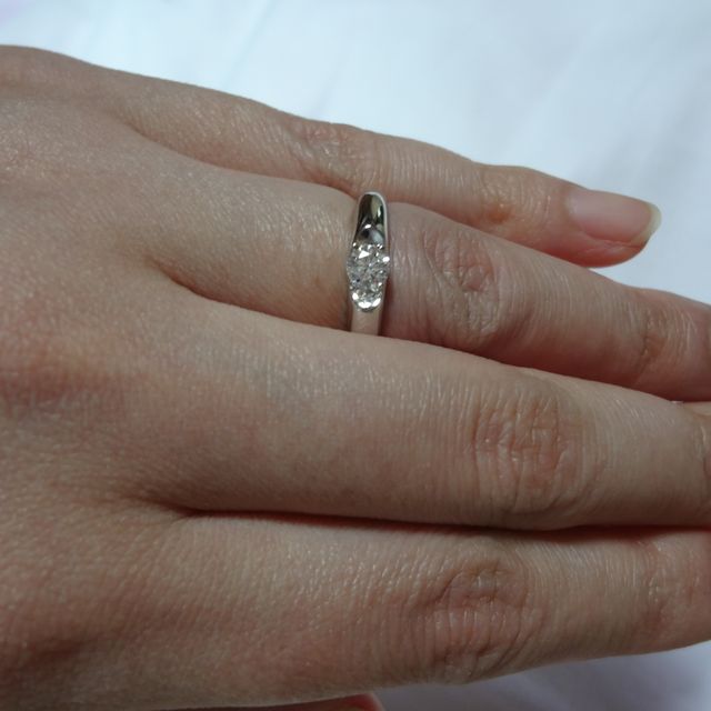 【１／ｆ エフブンノイチの口コミ】 婚約指輪でも様々なデザインがあり、スリムなもの、ウェーブ状のものなど…
