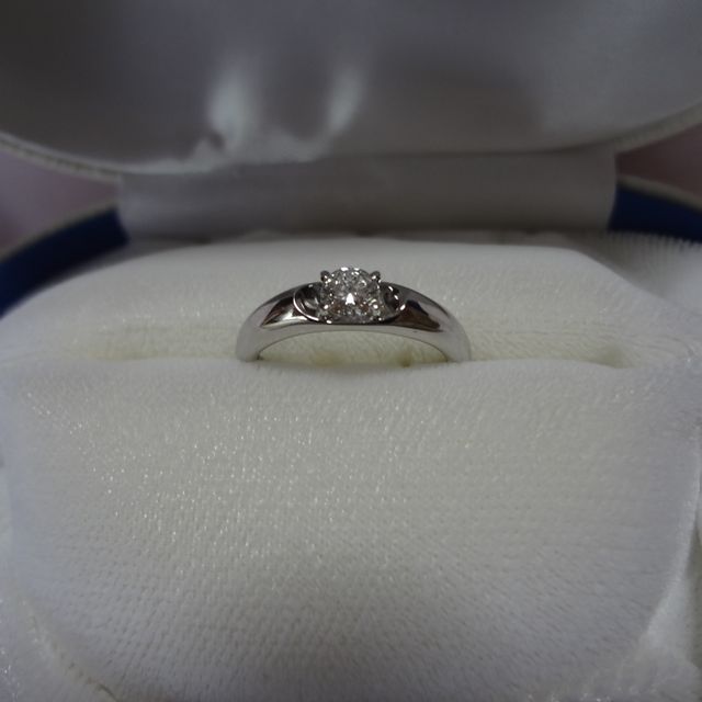 【１／ｆ エフブンノイチの口コミ】 婚約指輪でも様々なデザインがあり、スリムなもの、ウェーブ状のものなど…