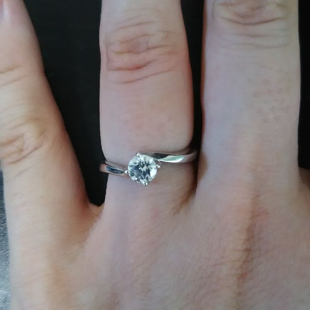 【アイプリモ(I-PRIMO)の口コミ】 プラチナでシンプルなデザインでソリテール(1粒)タイプのもの。また指が太…