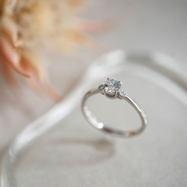 【Cayof(カヨフ)の口コミ】 ダイヤのサイズと、ダイヤ固定のツメの位置にこだわりました。ガーベラの…