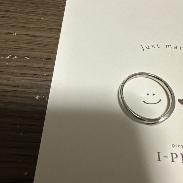 【アイプリモ(I-PRIMO)の口コミ】 指輪のデザインは２つとも後ろから抱いたようなデザインで１つはダイヤの…