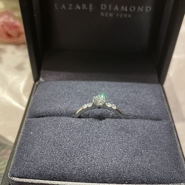 【ラザール ダイヤモンド(LAZARE DIAMOND)の口コミ】 思った以上に七色に輝く指輪で、指も綺麗に見せてくれます。キラキラして…
