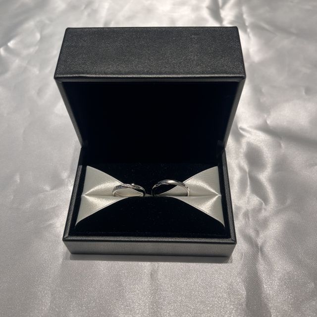 【エクセルコダイヤモンド(EXELCO DIAMOND)の口コミ】 2人ともねじれているデザインが良くてこちらを選びました。斜めにダイヤが…