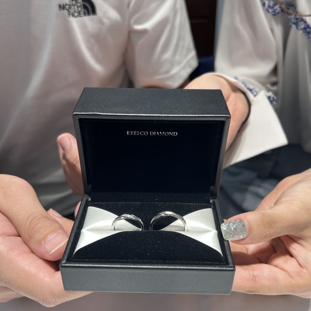 【エクセルコダイヤモンド(EXELCO DIAMOND)の口コミ】 2人ともねじれているデザインが良くてこちらを選びました。斜めにダイヤが…
