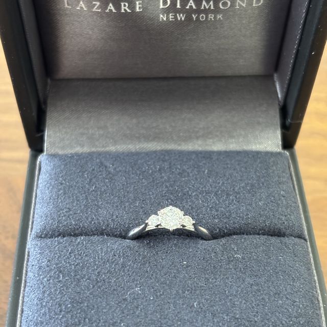 【ラザール ダイヤモンド(LAZARE DIAMOND)の口コミ】 【指輪のデザイン】
指が細い彼女に合うように、「リリーズ」というラザー…