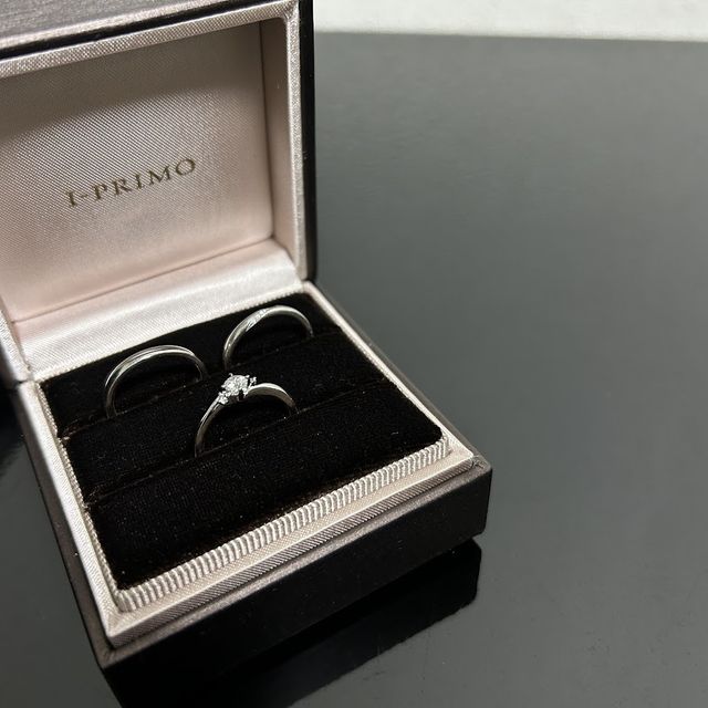 【アイプリモ(I-PRIMO)の口コミ】 手になじみやすいウェーブタイプにしました。
新婦のほうの指輪にはダイヤ…