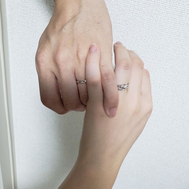【アイプリモ(I-PRIMO)の口コミ】 手になじみやすいウェーブタイプにしました。
新婦のほうの指輪にはダイヤ…