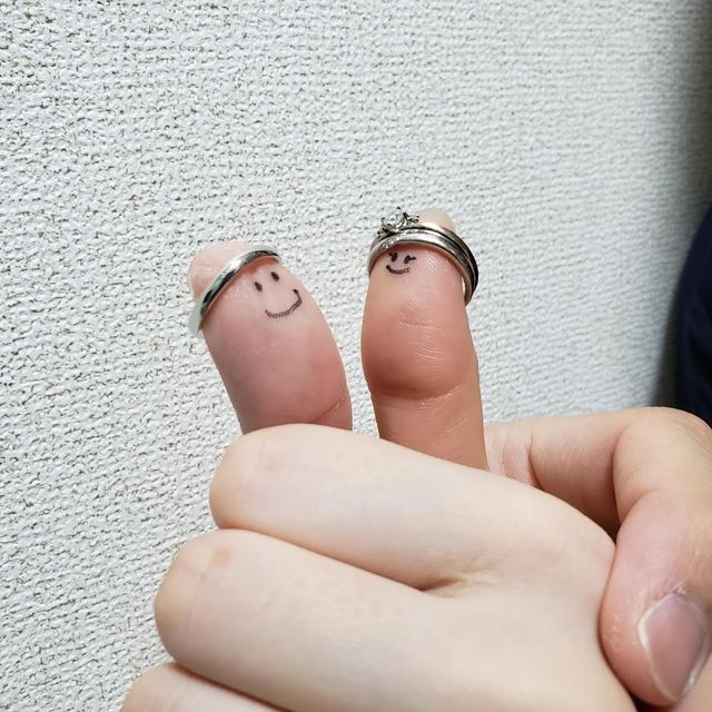 【アイプリモ(I-PRIMO)の口コミ】 手になじみやすいウェーブタイプにしました。
新婦のほうの指輪にはダイヤ…