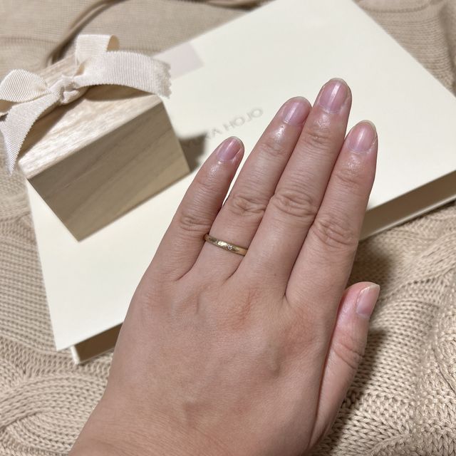 【YUKA HOJO(ユカホウジョウ)の口コミ】 槌目模様と、太すぎず細すぎない幅と、さりげないダイヤが日常にも馴染み…