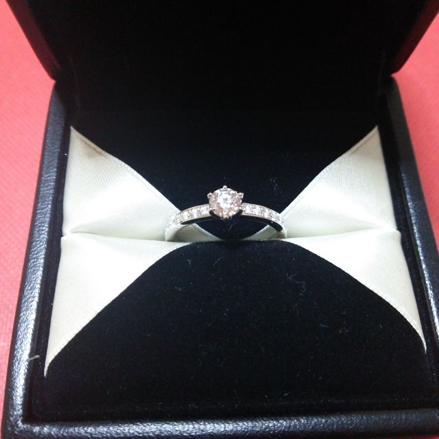 【エクセルコダイヤモンド(EXELCO DIAMOND)の口コミ】 サイドに小さいダイヤが並んだ物が気になり、その様なデザインの指輪をた…