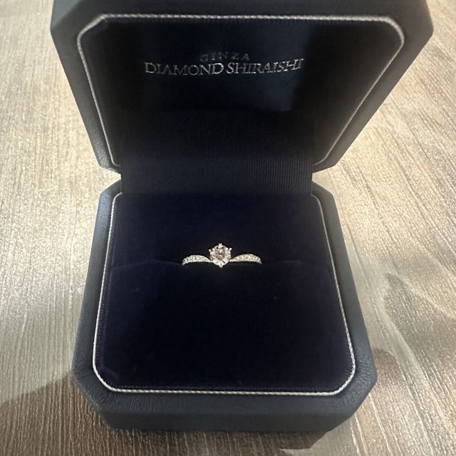 【銀座ダイヤモンドシライシの口コミ】 指輪は彼女が実際に指につけて綺麗に見えると思ったものを選択しました。…
