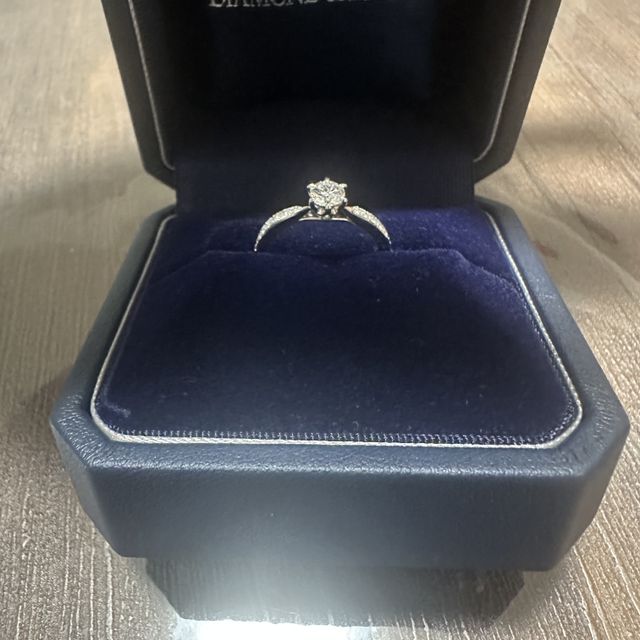 【銀座ダイヤモンドシライシの口コミ】 指輪は彼女が実際に指につけて綺麗に見えると思ったものを選択しました。…