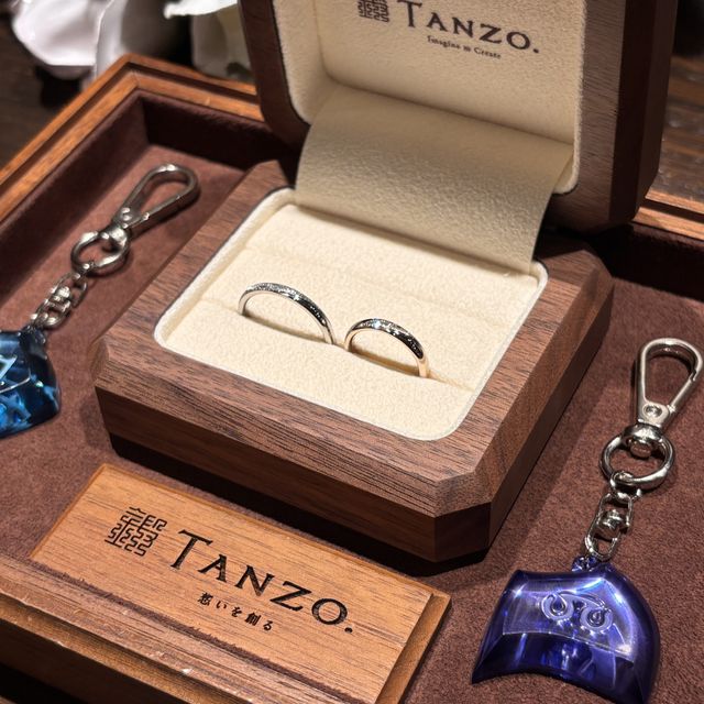 【TANZO.(鍛造指輪)の口コミ】 ペアでデザインを揃えました。夫の指輪はスターダスト加工を斜めに入れて…