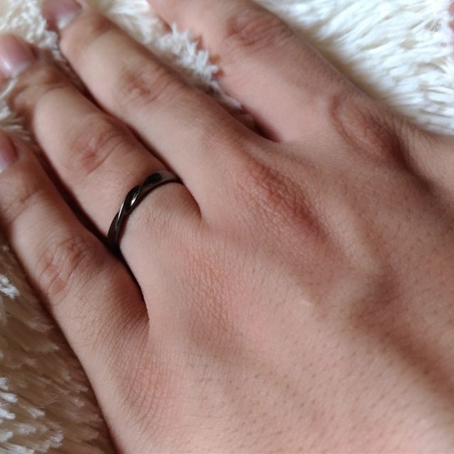 【JEWELRY  KAMATA(ジュエリーかまた)の口コミ】 シンプルなデザインとつけたときのフィット感。後述しますが、指輪の内側…