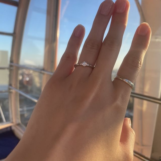 【ラザール ダイヤモンド(LAZARE DIAMOND)の口コミ】 なんといってもダイヤの輝きが素晴らしいです。
シンプルかつダイヤの輝き…