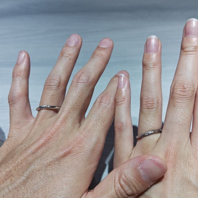 【銀座ダイヤモンドシライシの口コミ】 やわらかなウェーブデザインが指に自然になじみ、飽きのこない上品なデザ…