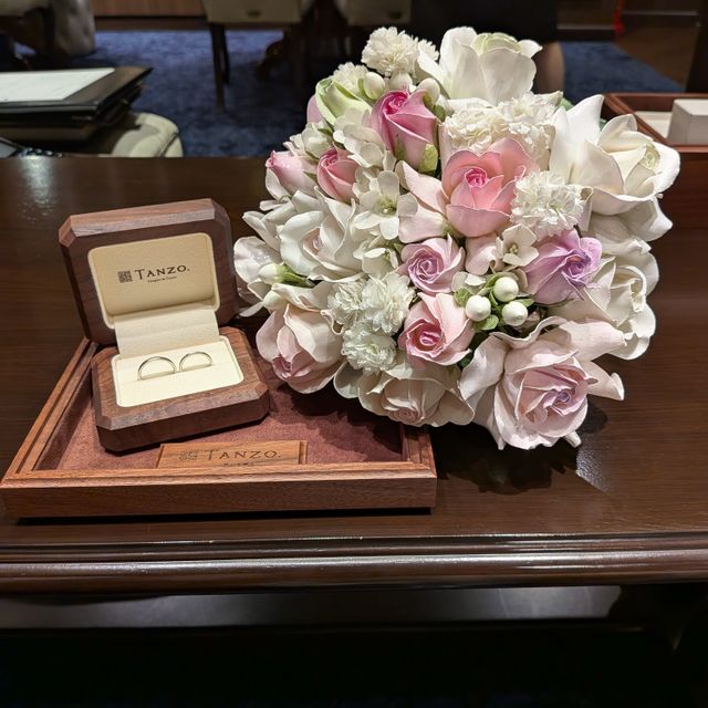 【TANZO.(鍛造指輪)の口コミ】 3連ダイヤを囲むような指輪の加工が素晴らしい。
結婚指輪にダイヤをつけ…