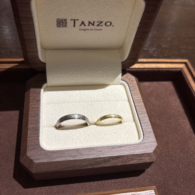 【TANZO.(鍛造指輪)の口コミ】 とにかく鍛造製法にこだわりたかった。
男性用はやや太めだが、艶消しで存…