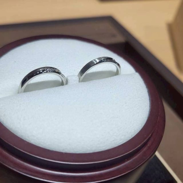 【萬時(Manji)の口コミ】 婚約指輪は既に持っていたので、重ね付けして見栄えが良いものを、スタッ…