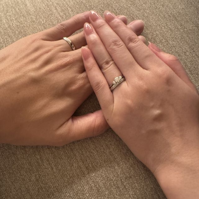 【ラザール ダイヤモンド(LAZARE DIAMOND)の口コミ】 流行り廃りがなく、将来的にも着けることが出来る上品なデザイン。
セット…