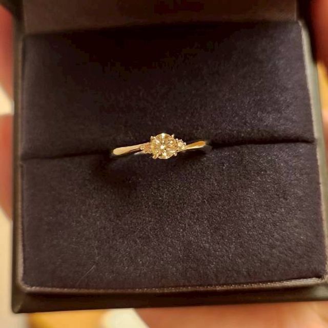 【ラザール ダイヤモンド【取扱店販売】の口コミ】 指輪のデザインは派手すぎないが、ダイヤモンドの質がいいのでキラキラし…