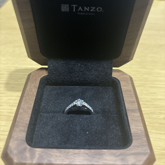 【TANZO.(鍛造指輪)の口コミ】 とにかくキラキラに華やかにしました。
日常でも使いやすいように中央のダ…