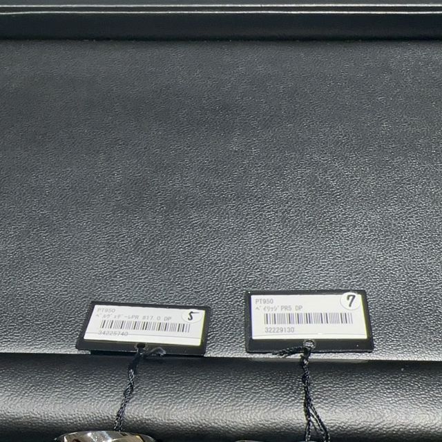 【ラザール ダイヤモンド(LAZARE DIAMOND)の口コミ】 リング全体をシンプルに仕上げつつ、小さなメレダイヤをさりげなく添える…