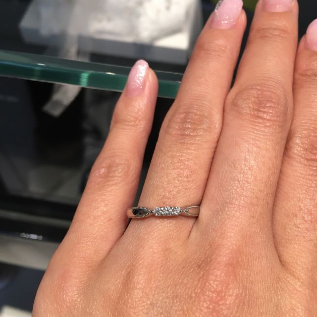 【エクセルコダイヤモンド(EXELCO DIAMOND)の口コミ】 ダイヤモンドにこだわりがある分すごくキラキラと綺麗です。デザインも横…