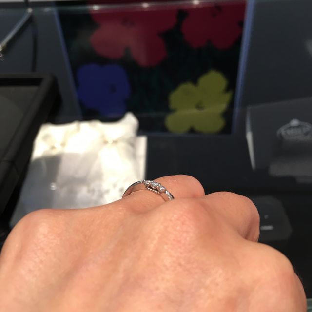 【エクセルコダイヤモンド(EXELCO DIAMOND)の口コミ】 ダイヤモンドにこだわりがある分すごくキラキラと綺麗です。デザインも横…