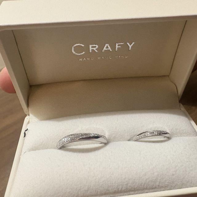 【CRAFY(クラフィ)の口コミ】 自身で1からデザインした点が一番のおすすめポイント。内側に誕生石を2つ…