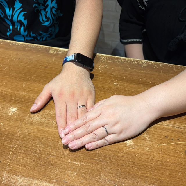 【Honey Bride(ハニーブライド)の口コミ】 いくつか指輪のサンプルを見せてもらった時、私も彼もどれがいいかで指差…