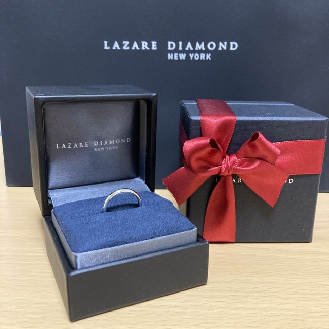 【ラザール ダイヤモンド(LAZARE DIAMOND)の口コミ】 ストレートでシンプルな指輪ながら大きさが異なるダイヤモンドがはめ込ん…
